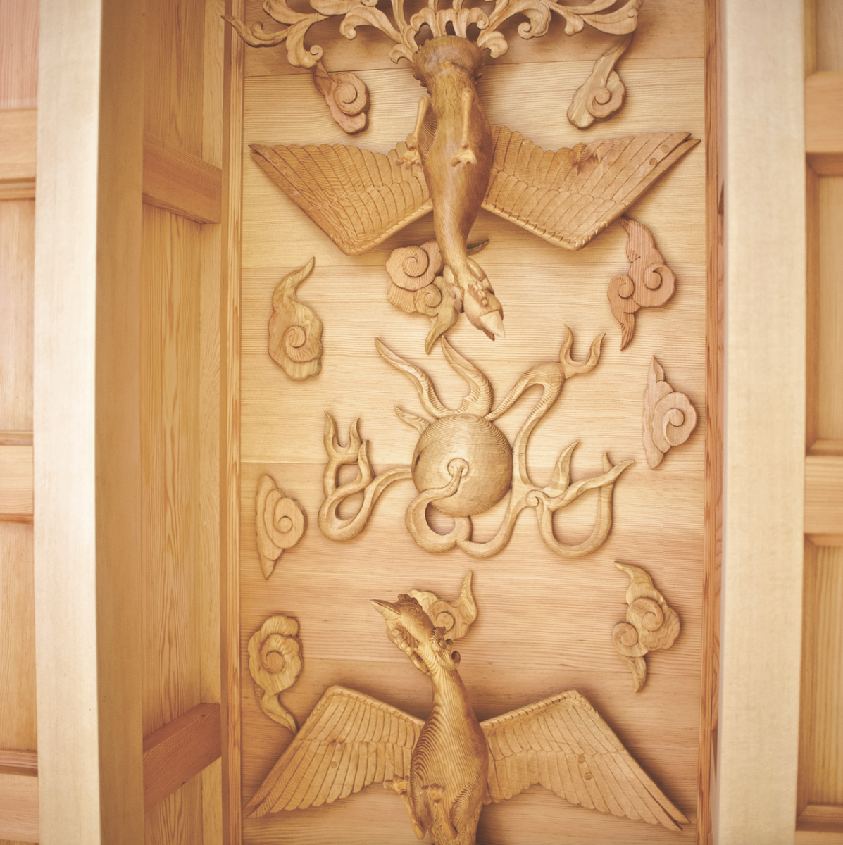 The Classroom's ceiling, featuring two wooden phoenixes forming the symbolic pearl of wisdom.