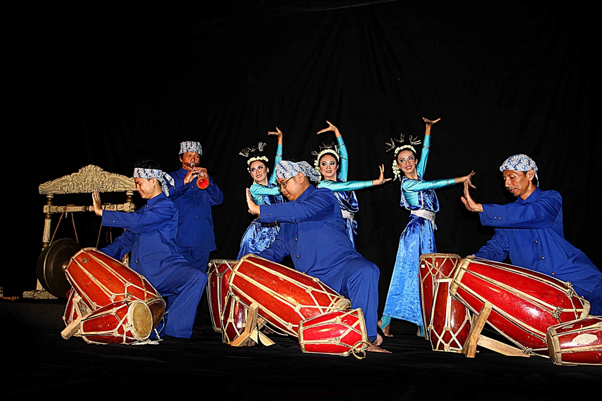 Musicians and dancers from the Indonesian College of Performing Arts in Bandung, West Java