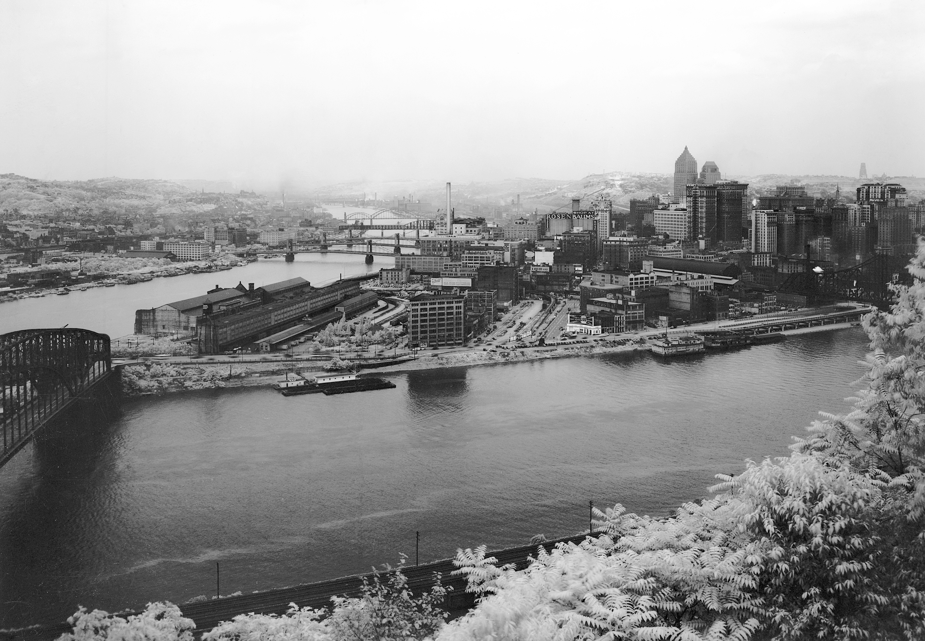A view of Downtown Pittsburgh in 1943 from the Pittsburgh City Photographer Collection, Archives Service Center, University of Pittsburgh.