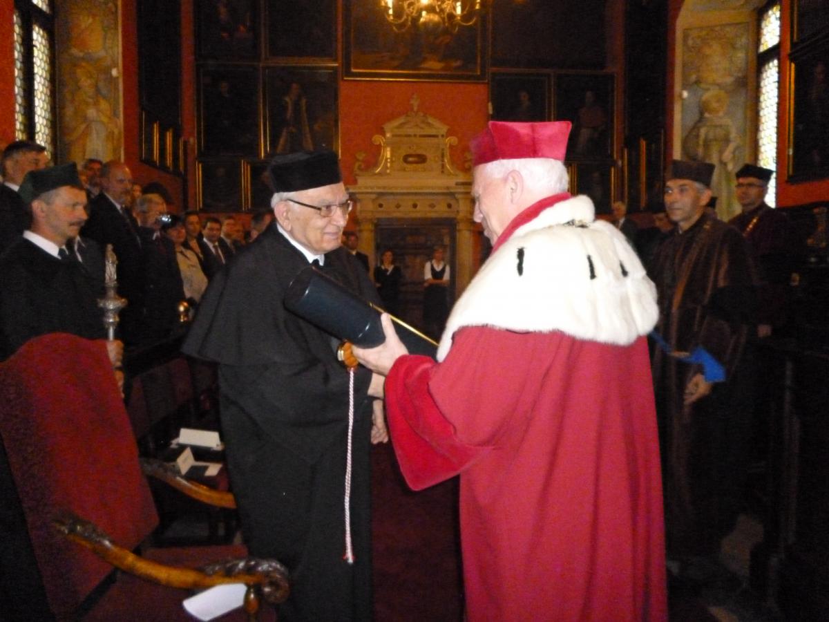 Thomas Saaty recieves the honorary Doktor Honoris Causa degree from Jagiellonian University.