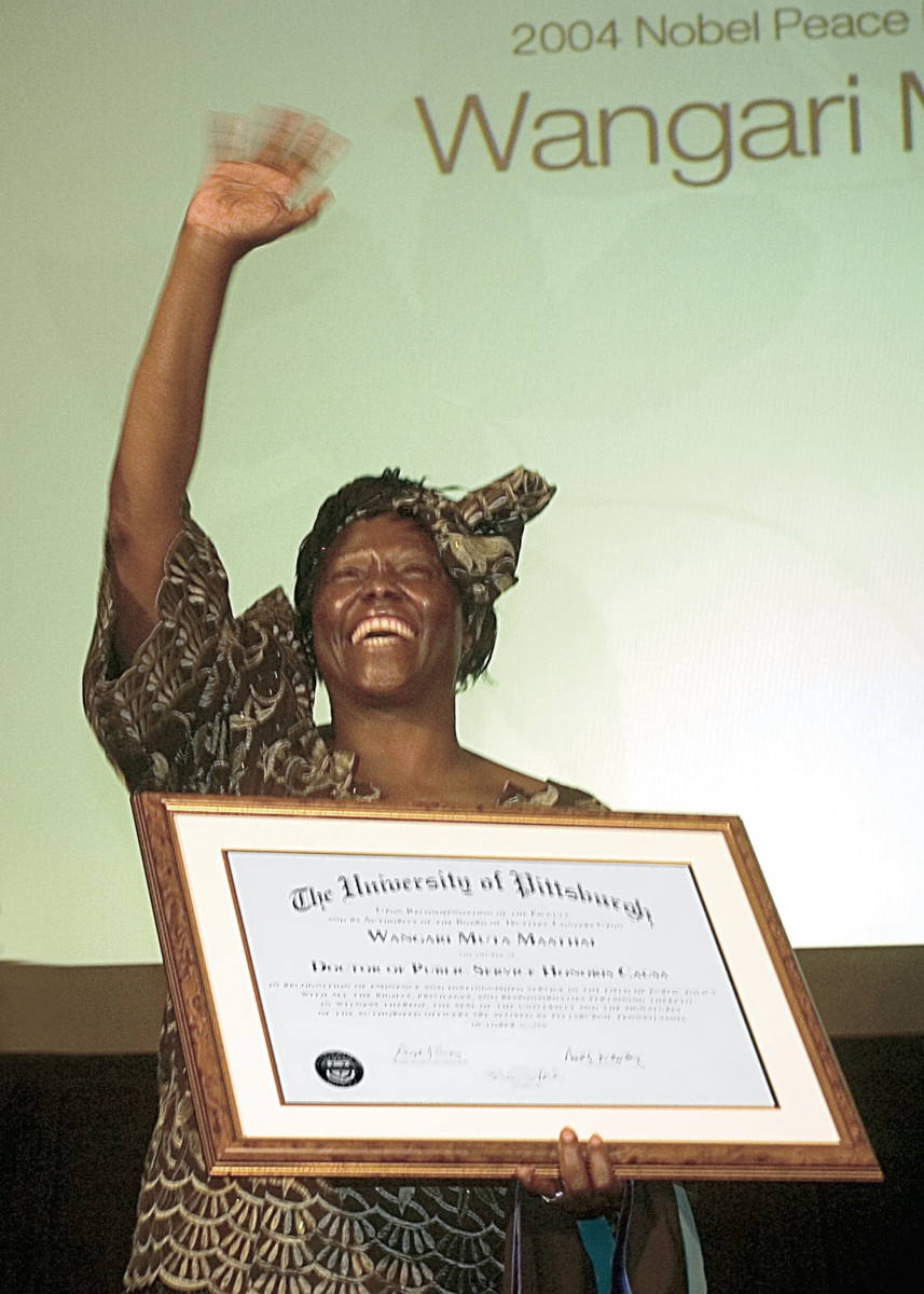Wangari Maathai receiving an honorary doctorate from Pitt in 2006.